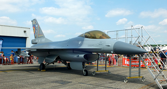 F16 au sol en démonstration