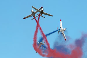 Survol d'avions et d'un hélicoptère