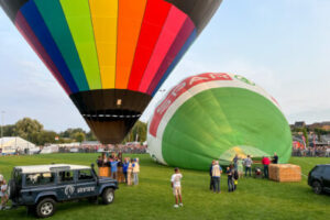 Envol de montgolfières