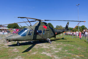 Hélicoptère A109 au sol et stand de la Défense belge